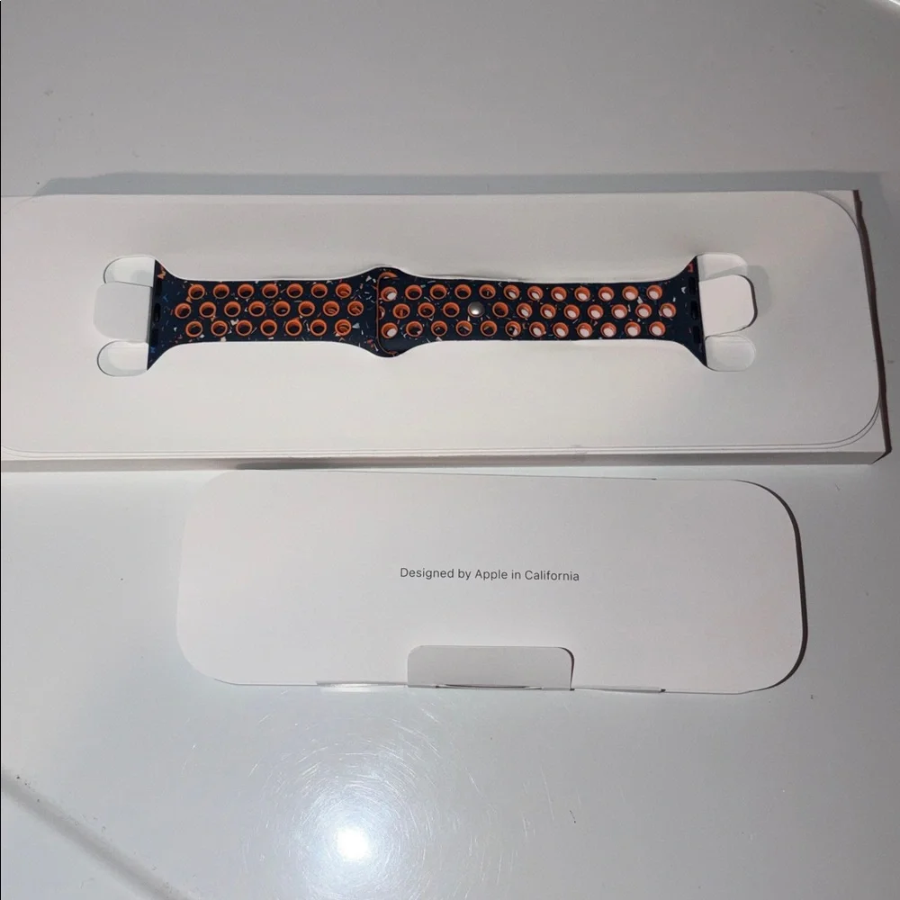 APPLE WATCH BAND AND CHARGER
